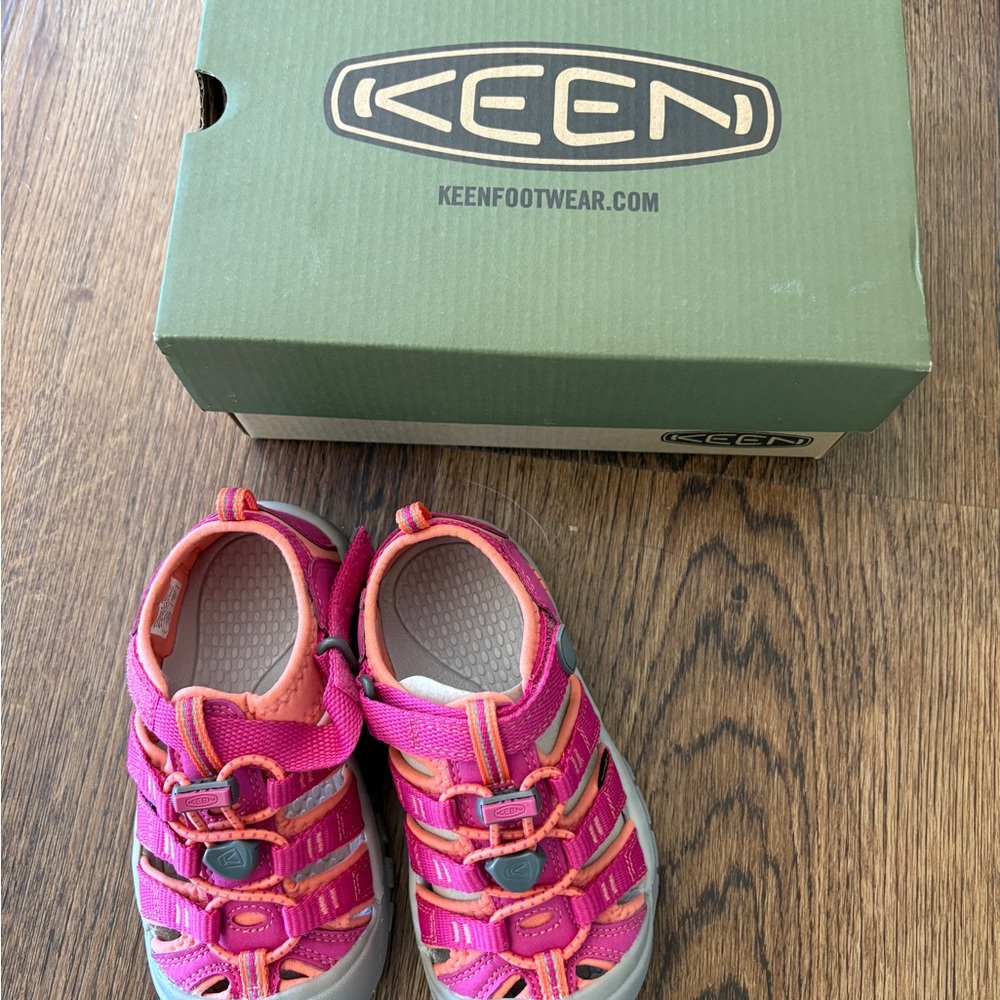 Keen Newport Very Berry/Fusion Coral size 11
Outdoor Sandals
